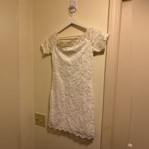 Divided white lace with stretch